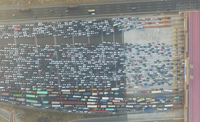 Trung Quốc: Kinh hoàng cảnh tượng hàng ngàn chiếc xe nối đuôi nhau đi vào thành phố sau kỳ nghỉ lễ - Ảnh 3.