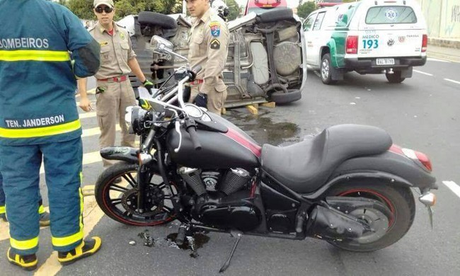 Brazil: Bị xe máy đâm trúng, ô tô lật ngửa giữa đường, hư hỏng nặng - Ảnh 3.