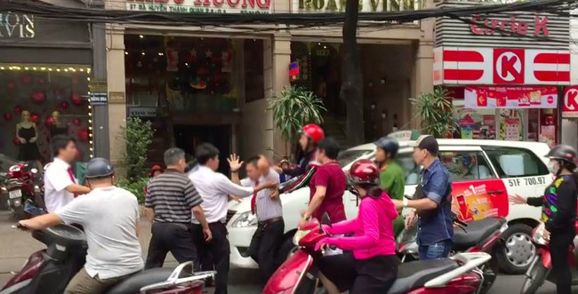 S&agrave;i G&ograve;n: T&agrave;i xế taxi bỏ chạy sau khi đ&acirc;m người đi đường - Ảnh 1.