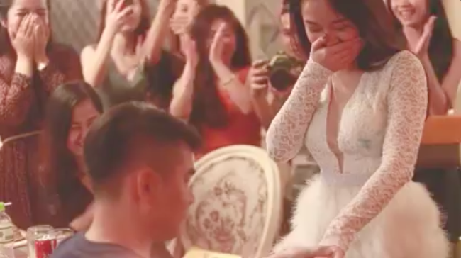 Mọi ch&agrave;ng trai sẽ ph&aacute;t ghen khi xem clip c&ocirc; n&agrave;ng xinh đẹp chủ động cầu h&ocirc;n người y&ecirc;u si&ecirc;u ngọt ng&agrave;o! - Ảnh 2.