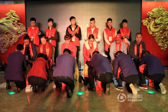 Trung Quốc: L&atilde;nh đạo c&ocirc;ng ty tận tụy quỳ gối rửa ch&acirc;n cho nh&acirc;n vi&ecirc;n trong tiệc tất ni&ecirc;n - Ảnh 1.
