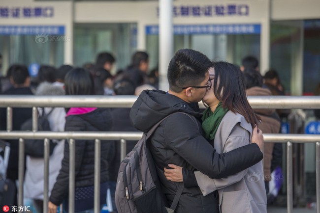 Những cái ôm hôn dịp giao thông mùa Tết ở Trung Quốc: Đem tình yêu về quê ăn Tết - Ảnh 14.