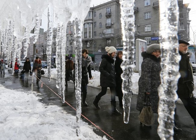 Người dân châu Âu chật vật đối phó với mùa đông giá rét bất thường - Ảnh 1.