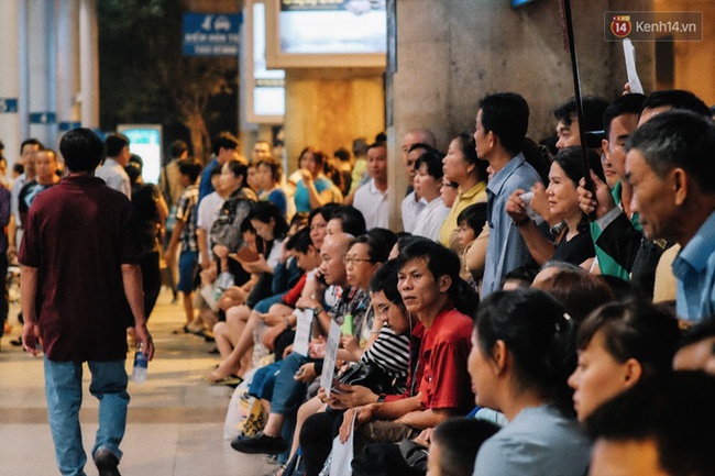 Sân bay Tân Sơn Nhất những ngày gần Tết: Hàng trăm ánh mắt ngóng chờ người thân trở về - Ảnh 3.