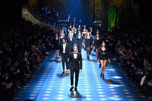 Show diễn mới của Dolce&Gabbana khiến dân tình lác mắt vì dàn mẫu toàn cậu ấm cô chiêu danh gia vọng tộc - Ảnh 1.