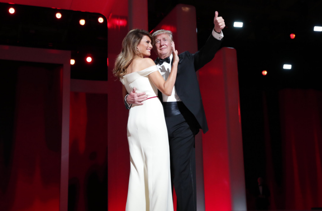 Vợ chồng Tổng thống Donald Trump tình tứ trong dạ tiệc khiêu vũ mừng lễ nhậm chức - Ảnh 2.