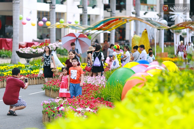 Không chỉ có đường hoa Nguyễn Huệ, Sài Gòn còn có một con đường hoa xuân khác rất đẹp! - Ảnh 1.