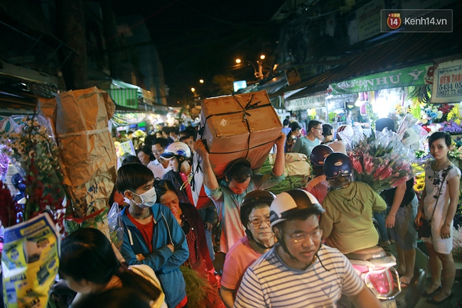 Khuya 29 Tết, hàng nghìn người và xe cộ vẫn đang chen chúc ở chợ hoa lớn nhất Sài Gòn - Ảnh 2.