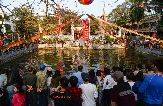 Ngụy trang bắt vịt, bịt mắt bắt lợn tại lễ hội xuân làng lụa Vạn Phúc - Ảnh 1.