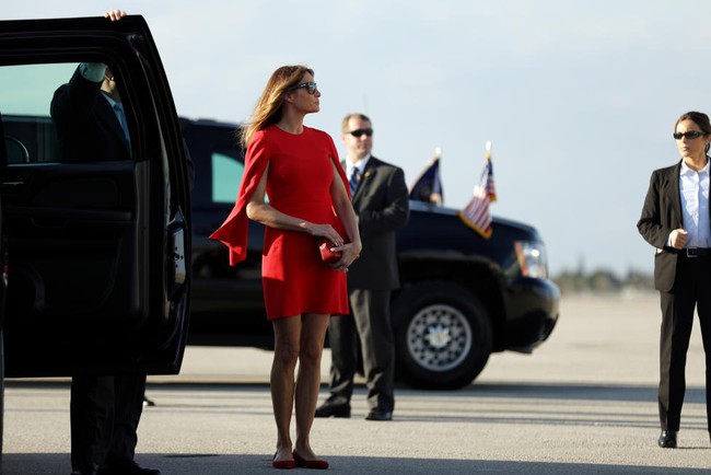 13 hình ảnh ấn tượng nhất của Đệ nhất phu nhân Mỹ Melania Trump kể từ sau lễ nhậm chức của chồng - Ảnh 1.