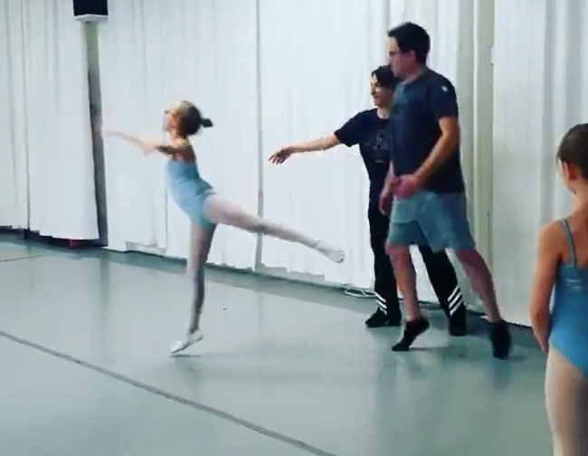 Bố nhà người ta không chỉ biết tết tóc mà còn múa ballet với con gái điệu nghệ như này cơ - Ảnh 2.