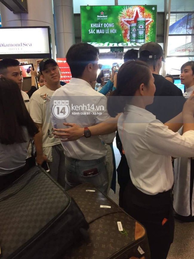 Độc quyền: Những hình ảnh đầu tiên hiếm hoi của Seungri khi vừa đáp sân bay Đà Nẵng! - Ảnh 6.