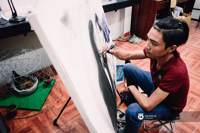 Chàng họa sĩ cụt ngón tay mưu sinh trên phố đi bộ Nguyễn Huệ và giấc mơ trở thành nghệ sĩ xăm hình - Ảnh 1.