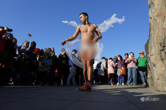 Bất chấp thời tiết giá lạnh, người dân Trung Quốc vẫn mặc đồ bơi chạy bộ giữa trời - Ảnh 2.