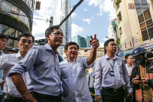 Hàng rào trên vỉa hè của Ngân hàng nhà nước bị Phó chủ tịch quận 1 phá bỏ - Ảnh 2.