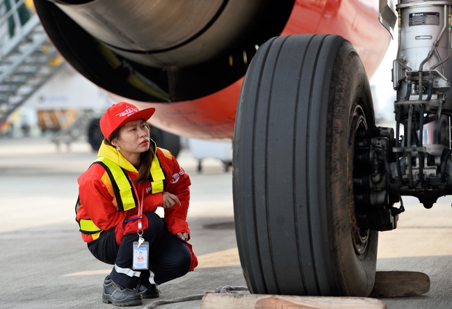 Chùm ảnh: Nữ kỹ sư sửa chữa máy bay hiếm hoi ở Việt Nam với 2 tấm bằng ĐH - Ảnh 1.