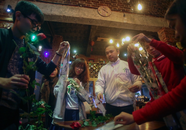 Bạn trẻ đội mưa tặng hoa 8/3 cho những người phụ nữ ngh&egrave;o mưu sinh trong đ&ecirc;m ở H&agrave; Nội - Ảnh 1.