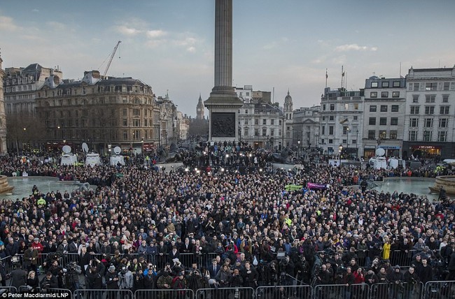 Dòng người đổ về quảng trường Trafalgar để cầu nguyện cho nạn nhân của vụ khủng bố tại Anh - Ảnh 1.