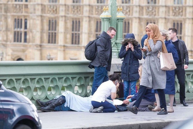 Bức ảnh vạch trần sự phiến diện của làn sóng chỉ trích người phụ nữ Hồi giáo trong bức ảnh nạn nhân vụ khủng bố - Ảnh 1.