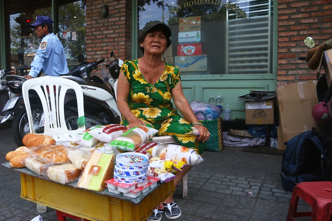 Người bán hàng rong ở quận 1 băn khoăn trước thông tin dời gánh hàng lên Facebook - Ảnh 3.