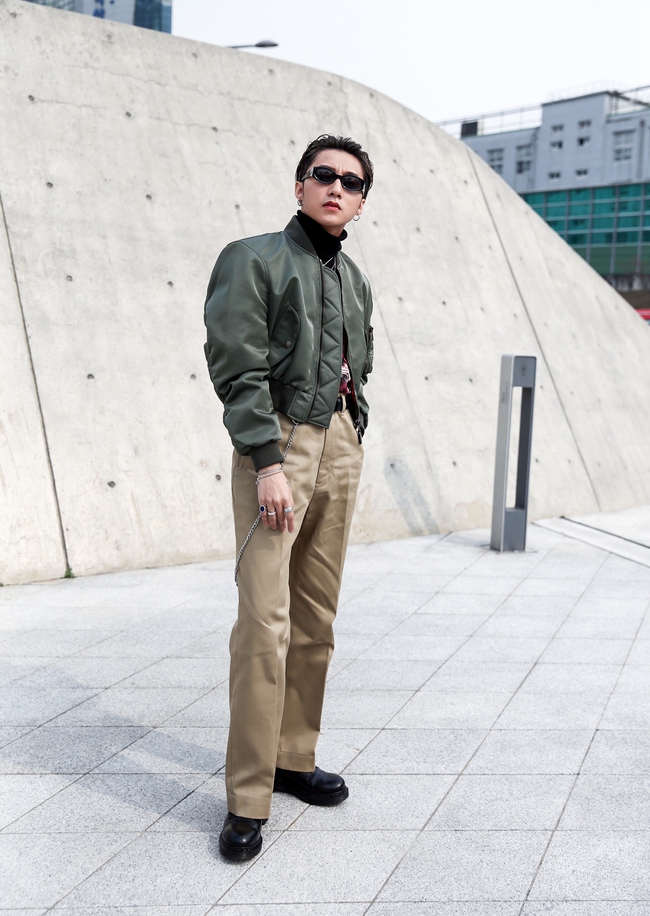 Seoul Fashion Week: Dự show thứ 2 trong ngày, Sơn Tùng tự làm stylist ra set đồ như đồ của bố - Ảnh 1.