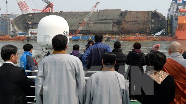 Tìm thấy di hài nạn nhân sau 3 năm chìm phà Sewol - Ảnh 1.