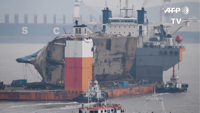 Cuối cùng, xác phà Sewol cũng được đưa vào bờ sau gần 3 năm nằm dưới biển - Ảnh 2.