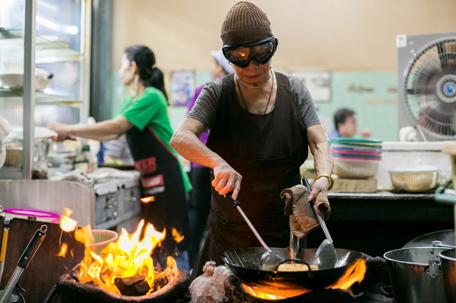 Món trứng rán đáng thử nhất Bangkok: Quán vỉa hè, giá 500.000 đồng/đĩa mà vẫn đông khách - Ảnh 2.