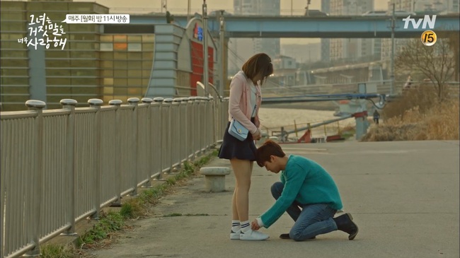 Hăm hở giúp Joy buộc dây giày, Lee Hyun Woo nhận cái kết “méo mặt” - Ảnh 1.