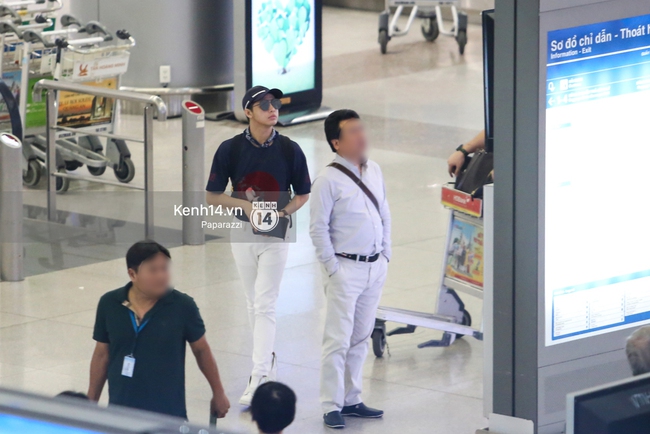 Noo Phước Thịnh tươi r&oacute;i trong v&ograve;ng v&acirc;y người h&acirc;m mộ tại s&acirc;n bay T&acirc;n Sơn Nhất - Ảnh 1.