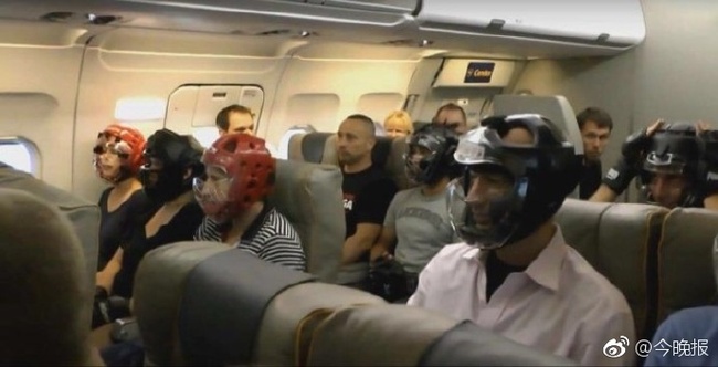 Không muốn bị thương khi đi máy bay của United Airlines, cư dân mạng kháo nhau đội mũ bảo hiểm cho chắc cú - Ảnh 1.
