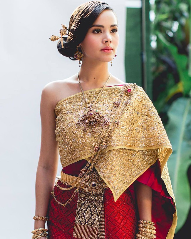 Vẻ đẹp thần thánh của các mỹ nhân hàng đầu Thái Lan trong trang phục truyền thống đón Tết Songkran - Ảnh 1.
