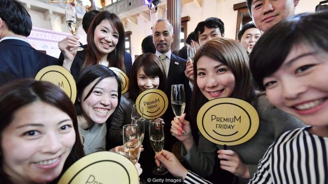 Nhật Bản: Công ty phát tiền thưởng cho nhân viên về nhà sớm - Ảnh 2.
