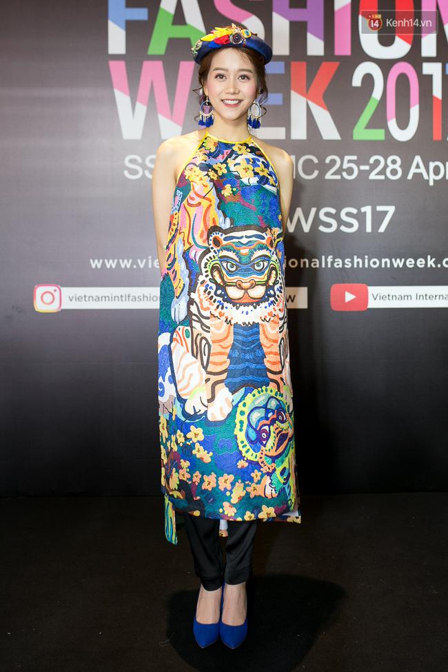 Thảm đỏ VIFW ng&agrave;y 2: An Nguy đội mấn xinh bất ngờ, Quỳnh Anh Shyn đằm thắm với t&oacute;c xoăn t&iacute;t - Ảnh 2.