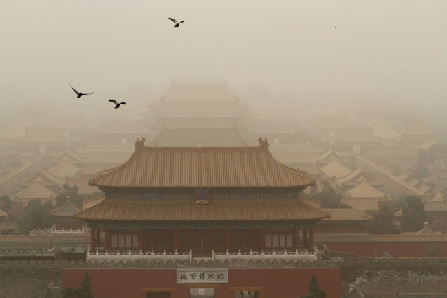 Chùm ảnh: Nhiều thành phố của Trung Quốc bị nhấn chìm trong cát bụi kỷ lục - Ảnh 1.