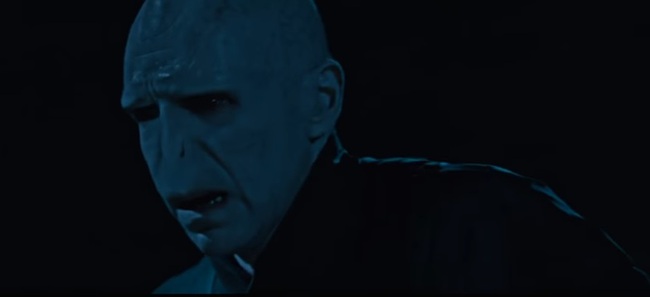 Cạn lời với chuyện tình của Người Đẹp và Quái Vật Hắc Ám Voldemort - Ảnh 3.