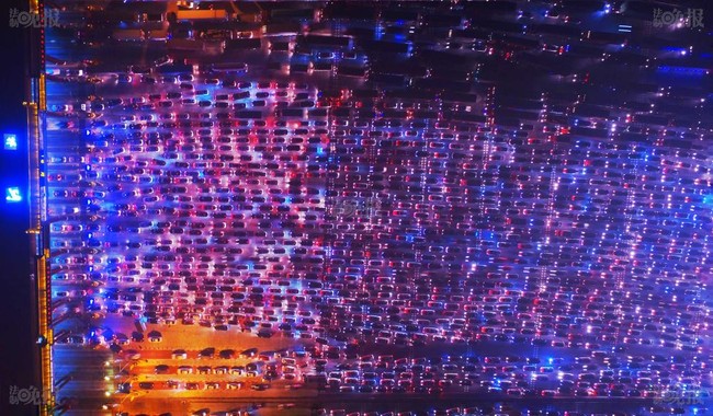 Trung Quốc: Kinh hoàng cảnh tượng hàng ngàn chiếc xe nối đuôi nhau đi vào thành phố sau kỳ nghỉ lễ - Ảnh 13.
