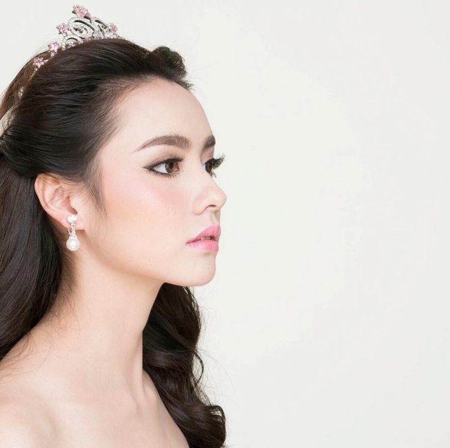 Chỉ Cần Nghiêng Mặt Và Đá Mắt Lạnh Lùng, Miss Teen Thái Lan Đã Khiến Con  Trai Đổ Rạp