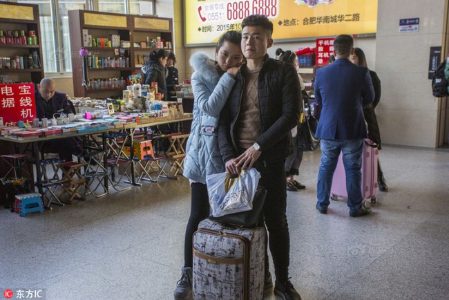 Những cái ôm hôn dịp giao thông mùa Tết ở Trung Quốc: Đem tình yêu về quê ăn Tết - Ảnh 7.