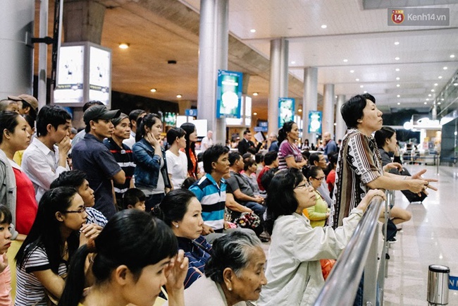 Sân bay Tân Sơn Nhất những ngày gần Tết: Hàng trăm ánh mắt ngóng chờ người thân trở về - Ảnh 1.