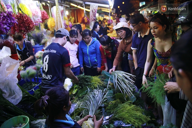 Khuya 29 Tết, hàng nghìn người và xe cộ vẫn đang chen chúc ở chợ hoa lớn nhất Sài Gòn - Ảnh 4.