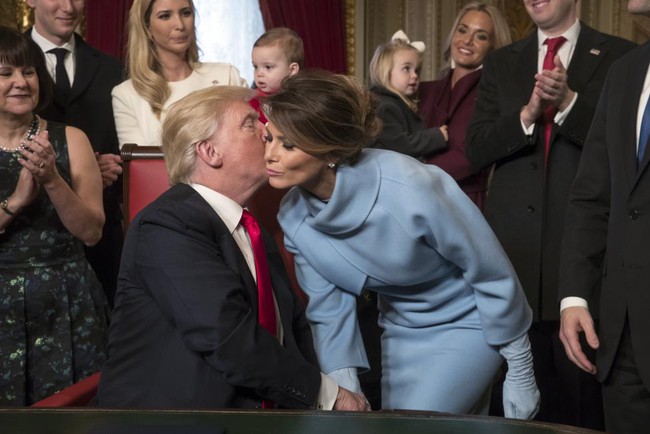 13 hình ảnh ấn tượng nhất của Đệ nhất phu nhân Mỹ Melania Trump kể từ sau lễ nhậm chức của chồng - Ảnh 19.