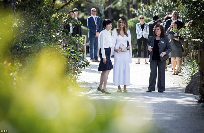 Bà Melania Trump thanh lịch trong bộ đồ trắng, đưa đệ nhất phu nhân Nhật Bản đi thăm vườn - Ảnh 4.