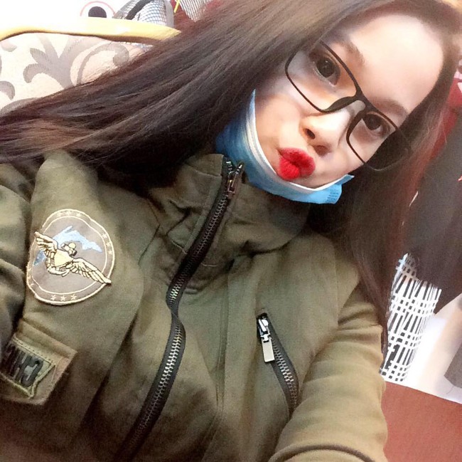 C&ocirc; n&agrave;ng bỗng dưng nổi tiếng v&igrave; đi đ&acirc;u, l&agrave;m g&igrave; cũng... đeo khẩu trang chụp ảnh - Ảnh 14.