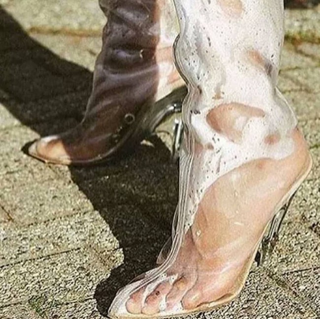 C&aacute;c c&ocirc; n&agrave;ng đ&uacute; đởn diện boots trong suốt giống Kim v&agrave; nhận ra sự thật bốc m&ugrave;i - Ảnh 12.