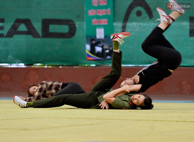 Những màn đấu võ quyết liệt của các nữ chiến sĩ xinh đẹp tại hội thi võ thuật công an 2017 - Ảnh 11.