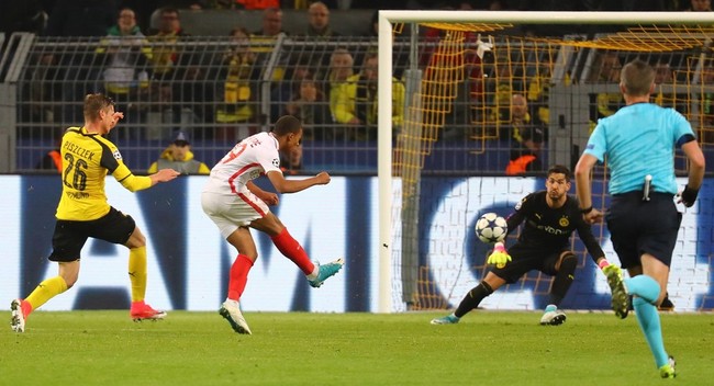 Sau vụ xe bus bị đánh bom, Dortmund rượt đuổi tỷ số với Monaco - Ảnh 10.