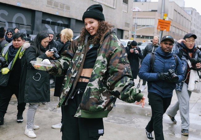 Chi&ecirc;m ngưỡng đặc sản street style đẹp kh&oacute; rời mắt tại Tuần lễ thời trang New York - Ảnh 17.
