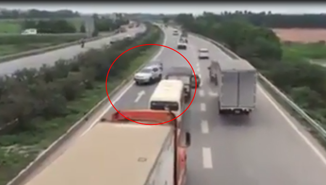 Clip: Nh&oacute;m &ocirc; t&ocirc; chặn cả đo&agrave;n xe để quay đầu đi ngược chiều tr&ecirc;n cao tốc H&agrave; Nội - Bắc Giang - Ảnh 2.