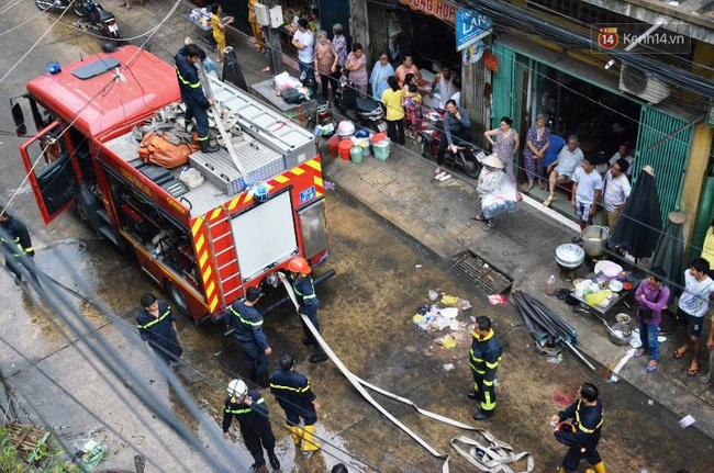 Cháy chung cư giữa trung tâm Sài Gòn, nhiều người tháo chạy tán loạn - Ảnh 2.